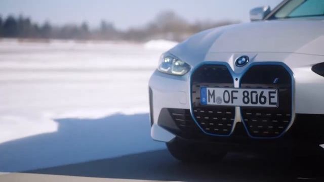 Een glimp van de allereerste volledig elektrische BMW i4 смотреть онлайн
