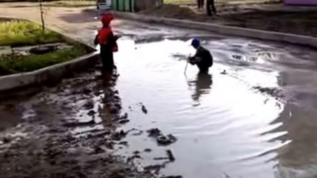Малъчики купание в луже Беларусь(Миоры) смотреть онлайн