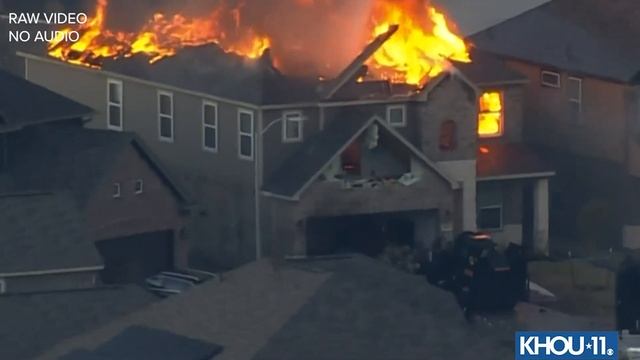 Raw video: Arson suspect taken into custody after climbing out of burning house in Spring смотреть онлайн