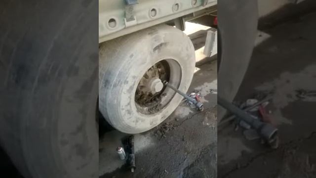 Замена колеса на прицепе .Дальнобойщик смотреть онлайн
