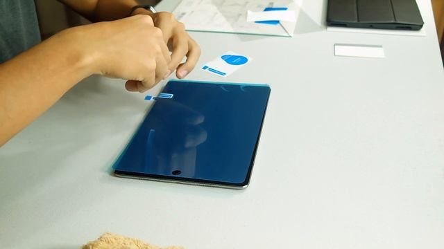 Applying a Paper-Like screen protector for iPad смотреть онлайн