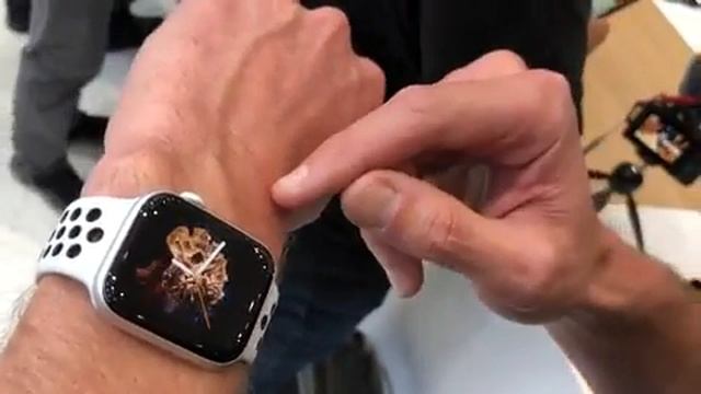 First Hands on with the Apple Watch Series 4 смотреть онлайн