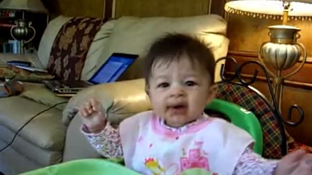 Maya's reaction to eating pureed apples for the first time смотреть онлайн