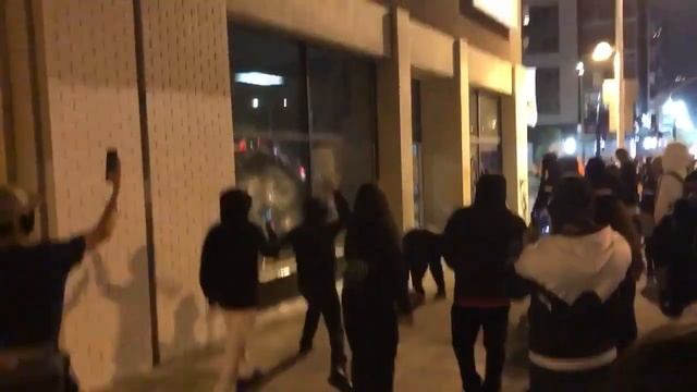 Volkswagen dealership windows broken during protest over George Floyds killing in Minneapolis смотреть онлайн