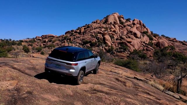 2022 Jeep® Grand Cherokee Trailhawk 4xe Running Footage (silver) смотреть онлайн