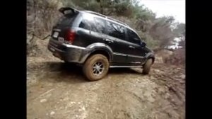 Ssangyong Rexton off-road 4x4 mud mire fight desperately