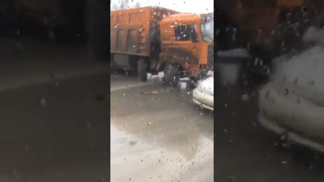 Самосвал и контейнеровоз столкнулись в Южно-Сахалинске смотреть онлайн