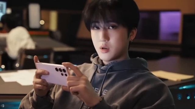 The only Android user Changbin in Samsung's Ad 🎉 (Eng Sub)#straykids #kpop смотреть онлайн