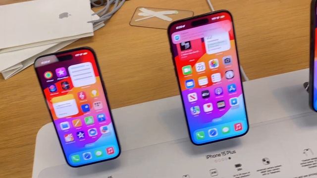 Hands On! All iPhone 15 & iPhone 15 Pro Colors Revealed смотреть онлайн