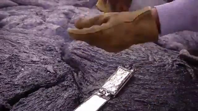 DROP IPHONE XR IN HOT LAVA- TESTING OF SCREEN смотреть онлайн