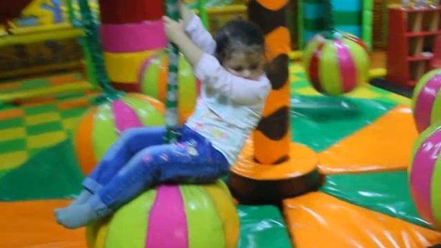 День рождения нашей подружки Полины! Камила и Каролина пришли на 8-летие! смотреть онлайн