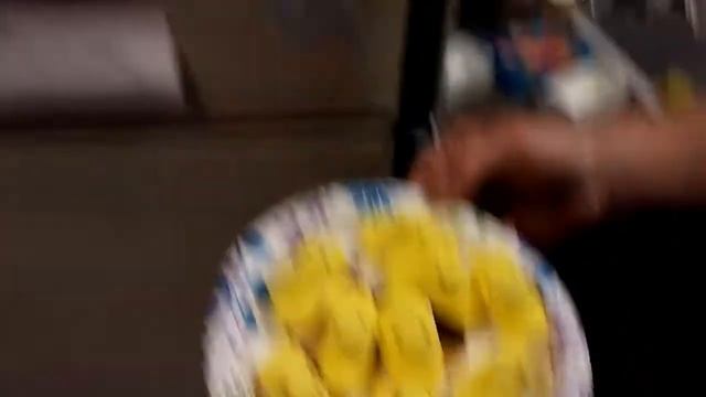 What Happens To Peeps In The Microwave?! смотреть онлайн