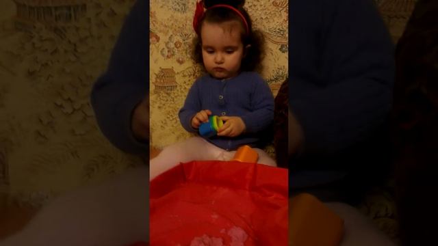 Зоечка собирает пирамидку!!! смотреть онлайн