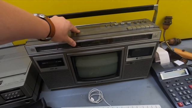I Get To Sell Cool Junk Online For a Living смотреть онлайн
