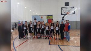 Соревнования по баскетболу среди школьников.