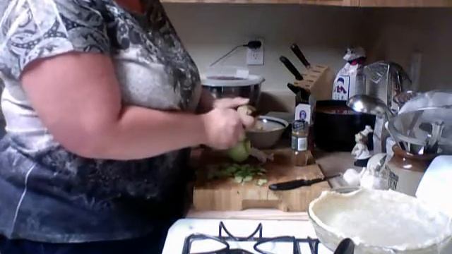 Susen's Kitchen Corner APPLE PIE 3 (COOKING THE APPLES) смотреть онлайн