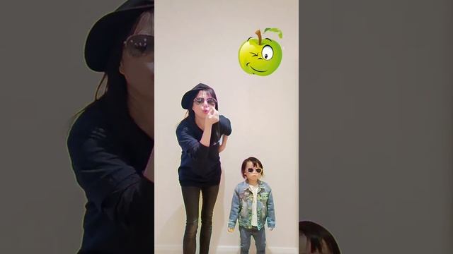 Rap with Julie learn mandarin colours red yellow green blue and apple 饶舌学中文：红黄蓝绿苹果 смотреть онлайн