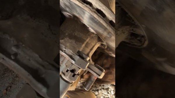 Замена шпилек ДАФ 105 #экибастуз #реф #даф #шпилькизамена #ведущаяось #даф105