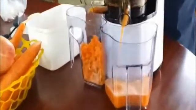 Juicing apples and carrots using the AJuicer 9010 смотреть онлайн