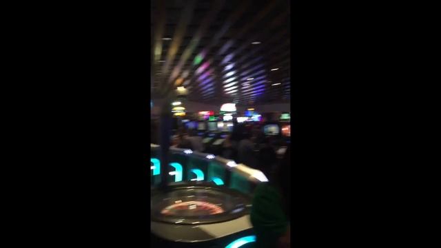 iPhone Catches Fire, Burns in the middle of the casino.The drunk idiot pouring alcohol on it смотреть онлайн