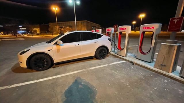 Tesla Supercharging - My first time at a Supercharger смотреть онлайн