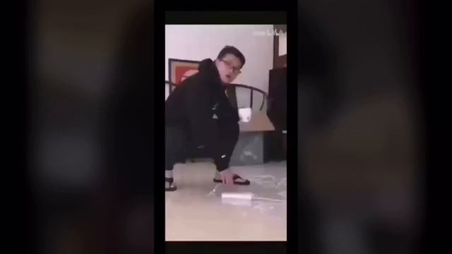 Guy Peeping in Window смотреть онлайн