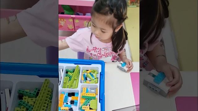 Wedo 2.0 เขียนโปรแกรมโรบอท ใครๆก็ทำได้ตั้งแต่เด็ก Coding สำคัญสำหรับเด็กๆยุคนี้มากนะคะ смотреть онлайн