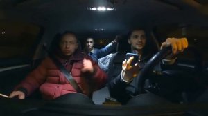 ПСИХИЧЕСКИ НЕНОРМАЛЬНЫЙ ПАССАЖИР РАЗМАХИВАЕТ КУЛАКАМИ В ТАКСИ