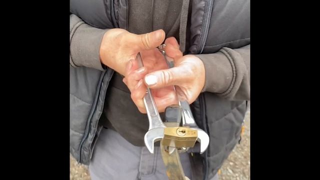 How To Remove A Padlock With 2 Spnners смотреть онлайн