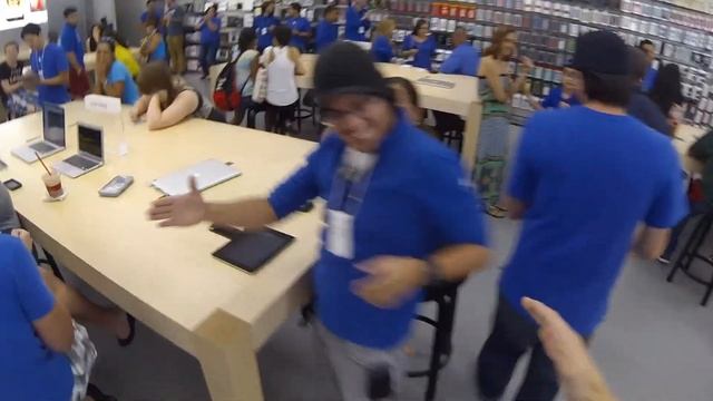 Apple Store Clapout POV смотреть онлайн