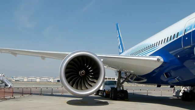 Rolls-Royce Trent engine on Boeing 787 Dreamliner - Dubai Airshow 2011 смотреть онлайн