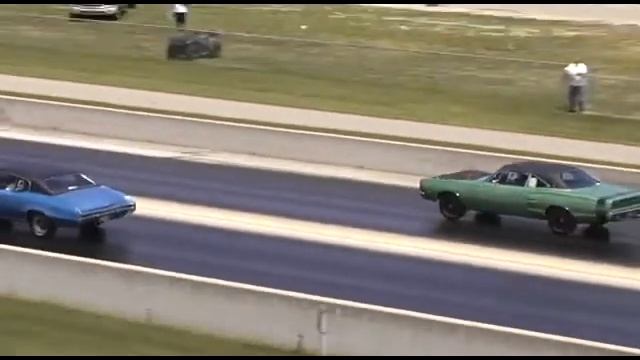 1969 Super Bee A12 vs 1970 Buick GS смотреть онлайн