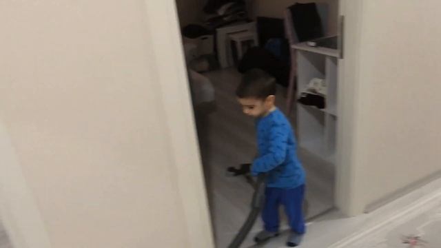 Deniz Noyan Philips Marathon elektrik süpürgesi ile evi temizliyor. смотреть онлайн