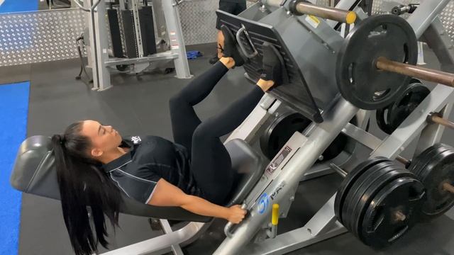 Seated Leg Press - Machine Demo смотреть онлайн