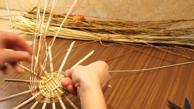 Русская ива. Урок 8. Плетение круглого донышка послойным плетением смотреть онлайн
