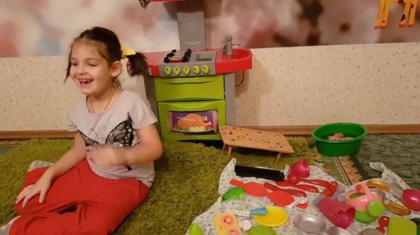 ВЛОГ. Как мама. Ксюша убирает / Новое видео для детей