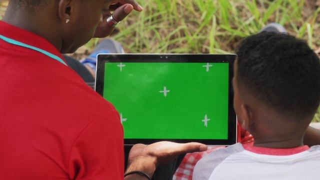 people using internet email on ipad tablet with green screen r8skES8Qe смотреть онлайн