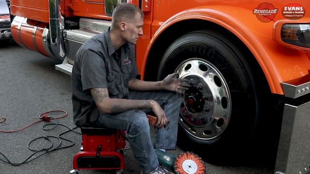 How to polish a front wheel of a semi on the ground. Evan's Detailing and Polishing смотреть онлайн
