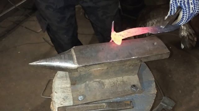 Попался мне железнодорожный костыль. Вот решил попробовать сделать нож. Получился отличный сувенир. смотреть онлайн