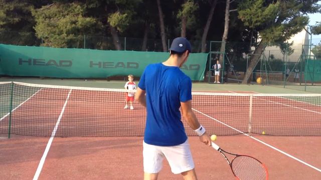 Andrea Pellegrino palleggia con un piccolo tennista. HD смотреть онлайн