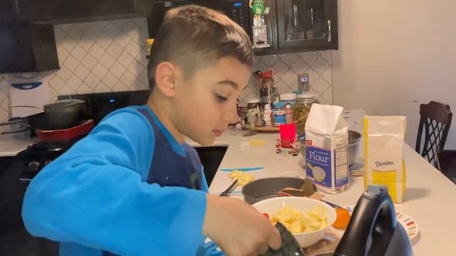 Nik helping me make apple pie.2022 смотреть онлайн