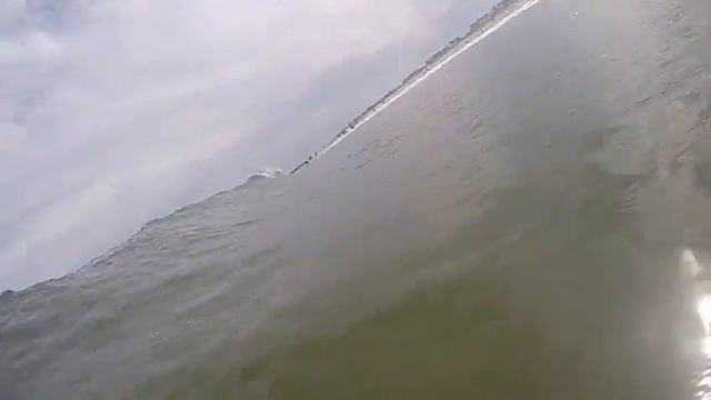 Huge Wave Comes out of Nowhere смотреть онлайн