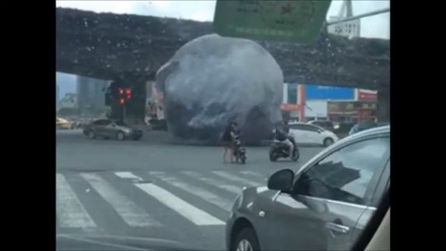 Shocking!!! Moon Fallen on Road & Rolling over Cars in China смотреть онлайн