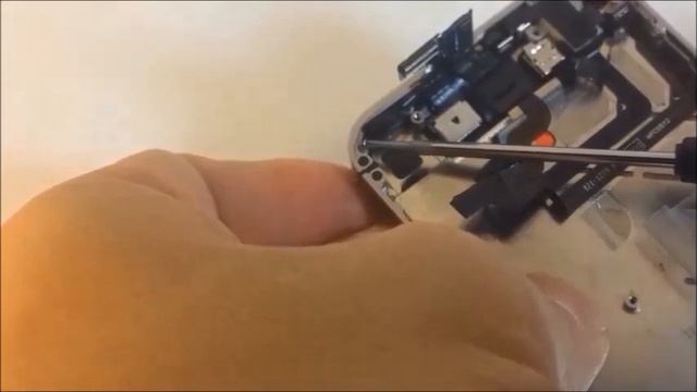007 iPhone 4 CDMA Disassembly смотреть онлайн