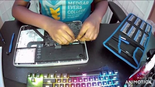 2010 Apple MacBook Pro TEARDOWN! смотреть онлайн