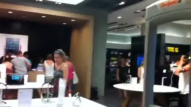 At Apple Store смотреть онлайн
