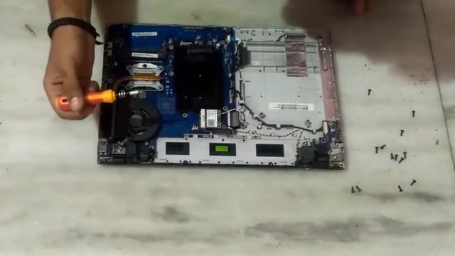 How to Disassemble any Laptop in Under 5 minutes Samsung NP300 смотреть онлайн
