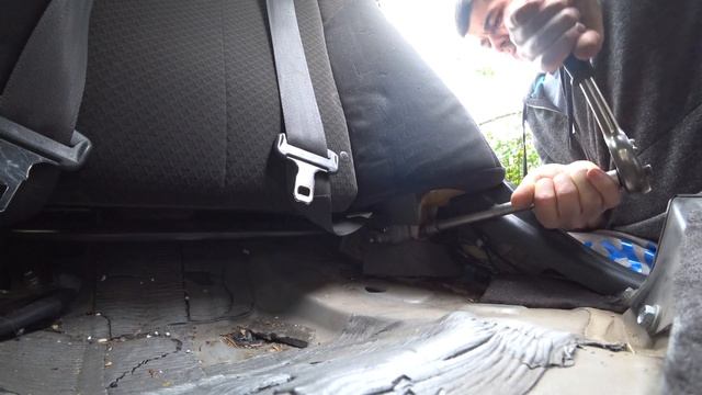 Как снять задние сиденья на Toyota Camry 40 смотреть онлайн