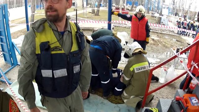 Вскрытие дверей и транспортировка пострадавшего смотреть онлайн