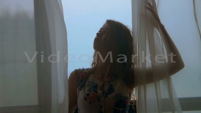 Girl standing at the window with tulle close-up смотреть онлайн